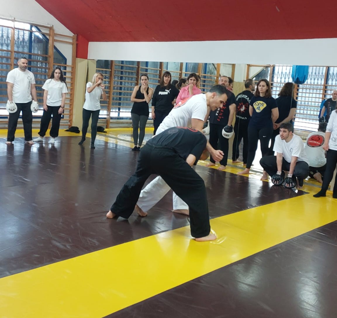 Demostración de técnica durante el Curso de defensa personal en Coslada